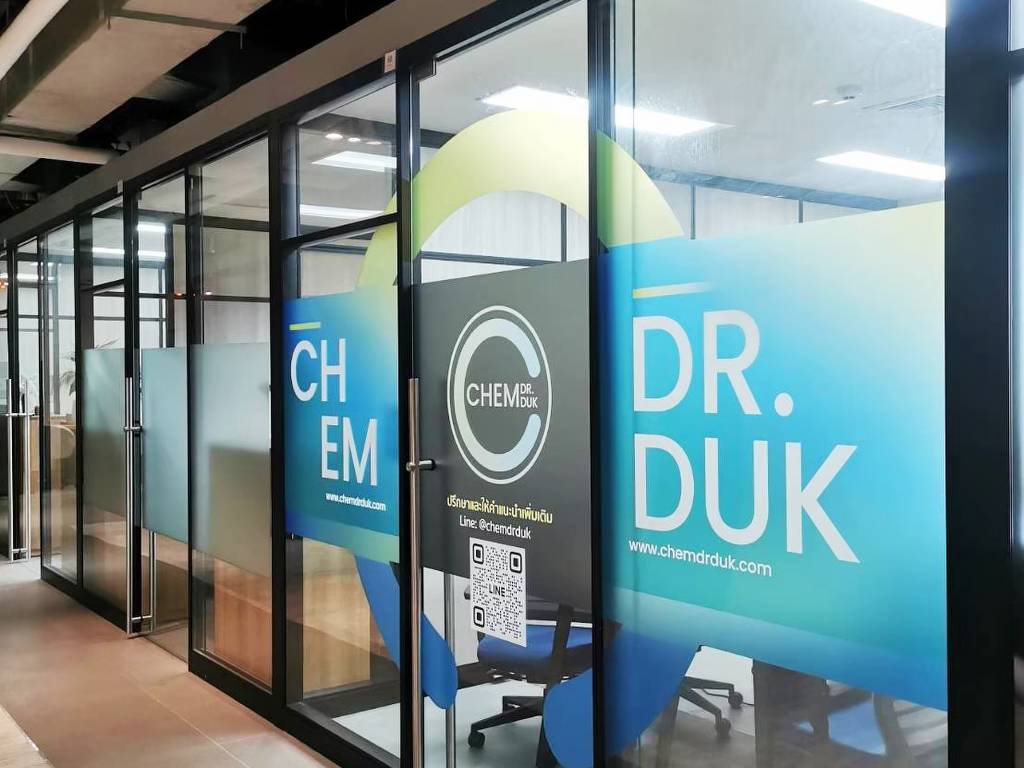 ติดสติ๊กเกอร์ติดกระจกสำนักงาน-Stick stickers on office glass Stick stickers on office glass