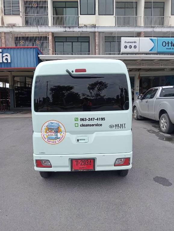 สติ๊กเกอร์แร็ปรถเต็มคันด้านหลังรถตู้ จัดวางข้อมูลสำหรับธุรกิจบริการบนหน้าจอมือถืออย่างชัดเจน