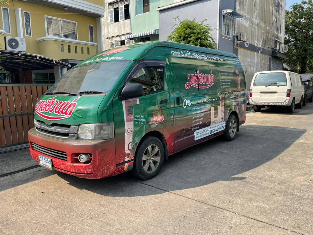 สติ๊กเกอร์แร็ปรถเต็มคันสำหรับรถตู้แฟรนไชส์กาแฟ โชว์ความคมชัดของภาพพรีเซนเตอร์บนข้างรถ