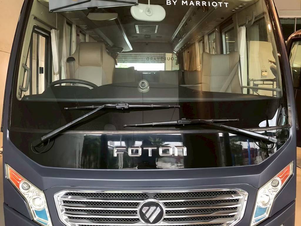สติ๊กเกอร์แร็ปรถเต็มคันมุมตรงด้านหน้ารถมินิบัส FOTON เปลี่ยนสีโครงสร้างหน้ารถสมบูรณ์แบบ