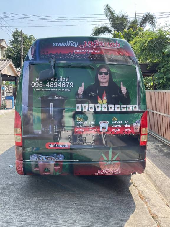สติ๊กเกอร์แร็ปรถเต็มคันด้านหลังรถตู้ จัดวางภาพสินค้าและช่องทางติดต่อแฟรนไชส์อย่างชัดเจน