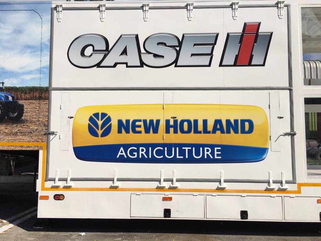 ภาพโคลสอัพงานพิมพ์สติ๊กเกอร์โลโก้ NEW HOLLAND AGRICULTURE ความละเอียดสูงติดข้างรถบรรทุกขนส่ง