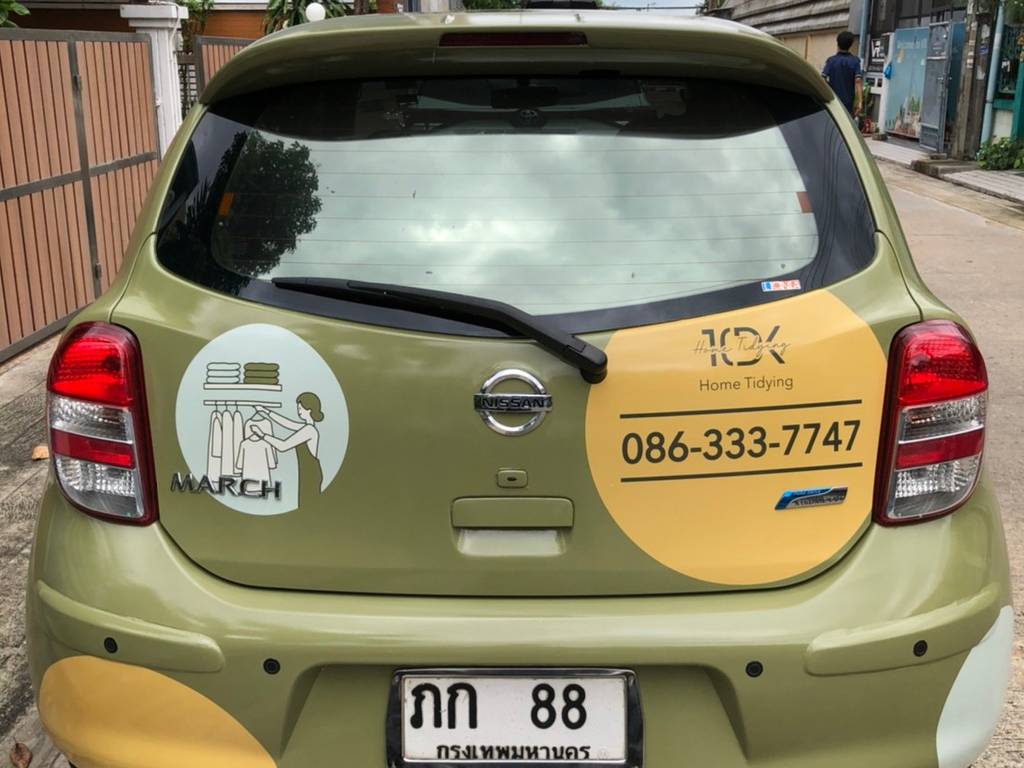 สติ๊กเกอร์โลโก้และข้อมูลบนรถยนต์เก๋ง 5 ประตู ตกแต่งแผงข้อมูลติดต่อไดคัททรงเรขาคณิตสีเหลือง CI ท้ายรถยนต์ทีมงาน