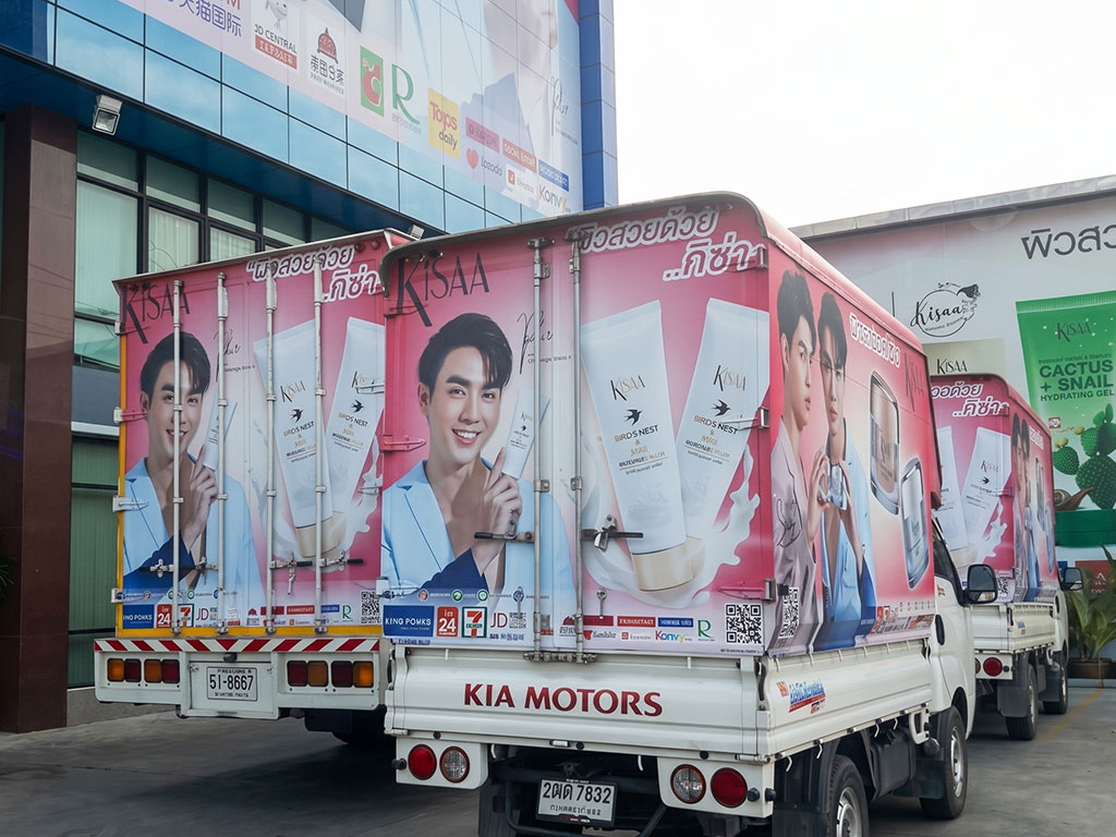 บริการลอกสติ๊กเกอร์เก่าและติดตั้งสติ๊กเกอร์รถองค์กรเพื่ออัพเดทโลโก้และข้อมูลติดต่อให้ได้มาตรฐานเดียวกัน 5.5 รีแบรนด์และซ่อมบำรุงงานสติ๊กเกอร์รถ