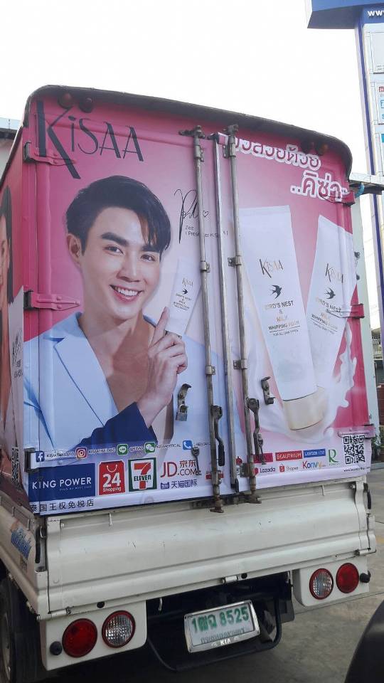 งานรีแบรนด์สติ๊กเกอร์ท้ายรถขนส่ง เปลี่ยนภาพพรีเซนเตอร์ใหม่โดยไม่ทิ้งคราบกาวและไม่ทำลายสีรถเดิม